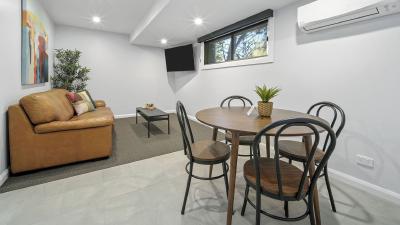 1 bedroom apartment lounge & dining room