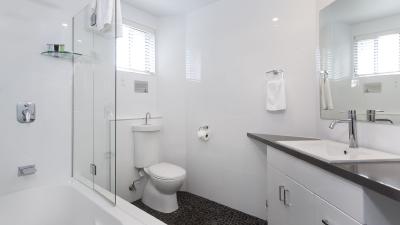 2 Bedroom Apartment bathroom with full bath