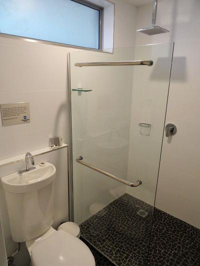 Merewether Motel rooms bathroom